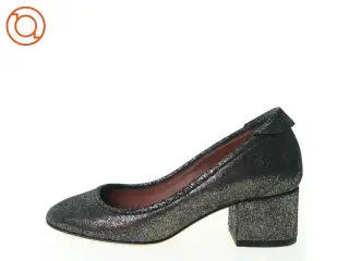 Pumps fra Yvonne Koné (str. 35)
