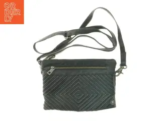 Sort skuldertaske i læderlook (str. 23 x 16 cm)