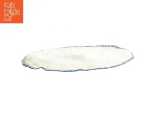 Hvid rund dug med blå kant (str. Ø. 20 cm)