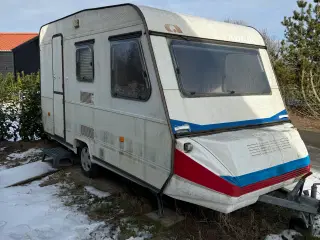 Ældre Campingvogn – Perfekt til Festival. 
