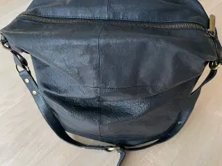 Depeche skuldertaske i sort læder