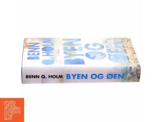 Byen og øen : roman af Benn Q. Holm (f. 1962) (Bog)