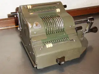 ANTIKVITET: "SVINGER" 1950. Kalkulationsmaskine