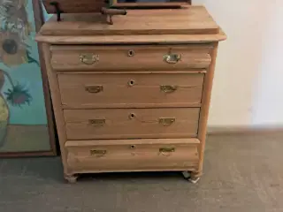 Gammel afsyret  fyrtræs komode