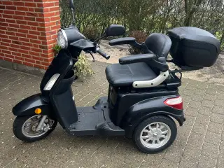 VGA. Tres. El scooter