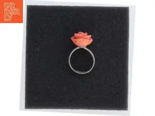 Ring med rosenformet vedhæng (str. 51)
