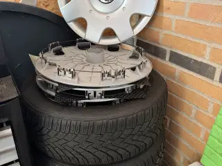 4 stk dæk på fælge og originale kapsler til wv 