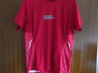 Nike lækker rød løbetshirt str L. 40-42 str 176 cm