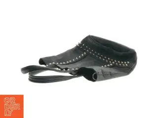 Sort taske med nitter (str. 32 x 24 x 11 cm)