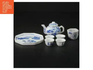 Blå og hvid porcelænste-sæt. Dukkestel