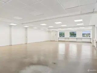 269m² oplagt til kontor med mulighed for showroom eller lager