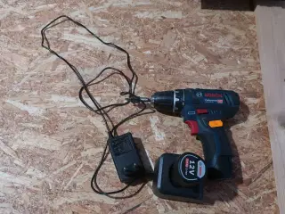 Akku bore/skruemaskine BOSCH med 2 stk. batterier og lader