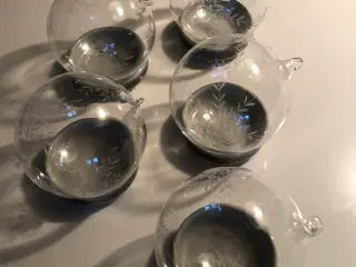 Julekugler i klar glas med slibning.