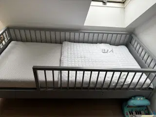 Børneseng med tremmeåbning - aldrig brugt