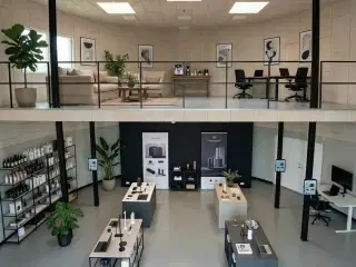 Unik ejendom - Lager/showroom/kontor - 3 meter port og dobbeltdør som kan åbnes helt op.