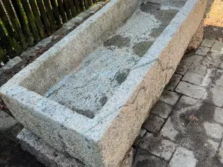 Vandtrug i granit
