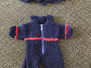 Dukketøj strikket til lillebror dukke