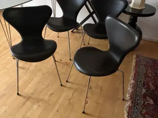Arne Jacobsen 7'er stole i sort læder 4stk 
