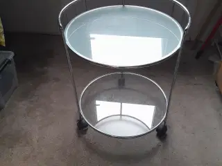 Rullebord med glashylder.