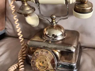 SMUK ANTIK DREJESKIVE TELEFON I MESSING