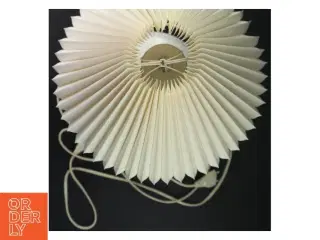 Bordlampe med plisseret skærm fra Holmegaard (str. 40x16 cm)