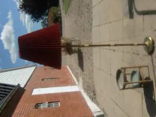 Standerlampe og blomsterbord