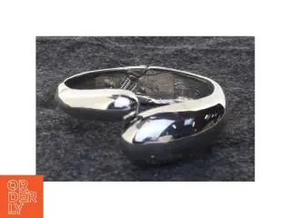 Sølvfarvet armbånd (str. Ø 6 cm)