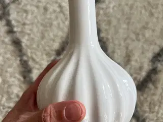 Hvid rillet vase fra Knabstrup keramik