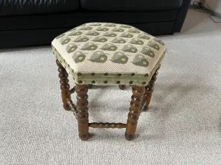 Skammel med syet stof