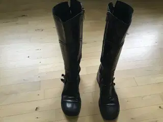 Lange sorte støvler