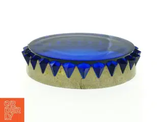 Blåt glasfad monteret med hamret metal (str. Ø 20 cm)