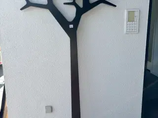 Tree stumtjener til væg