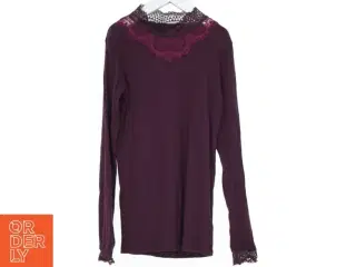 Langærmet bluse med blonde detaljer fra VRS (str. 140)