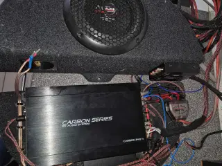forstærker og subwoofer sæt.