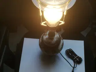 Bordlampe på fod med messing 