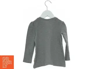 Grå langærmet bluse fra Pomp de Lux (str. 92)