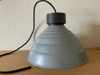Pendel -  Lampe i gråt metal.