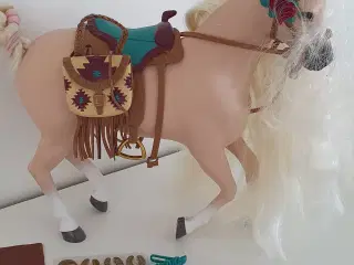 Hest med tilbehør. 