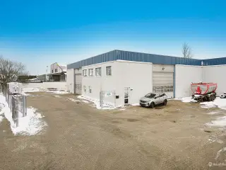 Højloftet lager med administration. God beliggenhed tæt ved motorvejsafkørsel 27. Greve