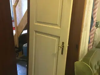 Dør med karmen