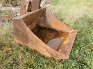 - - - Graveskovl 115 med Volvo beslag