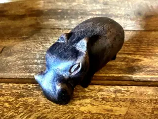 * Sød flodhest - i mørkt træ