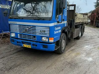 Volvo FL7 med hejs og aftagelig kran