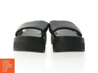 Sorte plateau-slides fra Asos (str. 42)