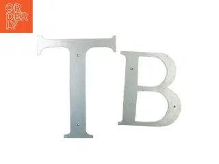 Bogstaver i træ, store sølvfarvede  T og B til ophæng (str. 52 x 42 cm 38 x 27 cm)
