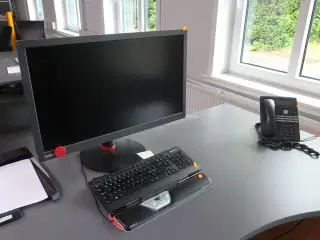 IT-udstyr på skrivebord