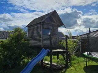 Legehus med trappe og rutsjebane