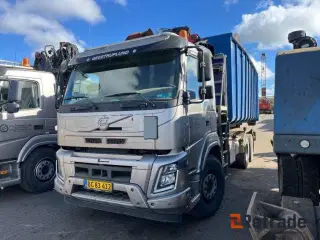 Volvo FMX med containerkasse og HMF 2243-Z2 grabkran