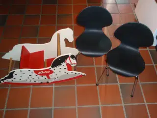 2 stk. sorte velholdte børnestole/ Lotte gyngehest