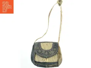 Pelsbetrukket skuldertaske med broderi (str. 24,5x29 cm)